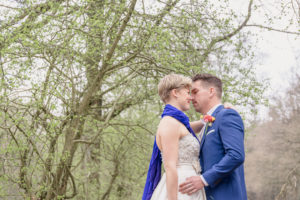 koppel in trouwkleding tijdens workshop bruidsfotografie, gefotografeerd in kikvorsperspectief tussen de bomen